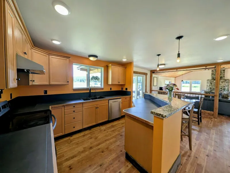 The kitchen and granite island