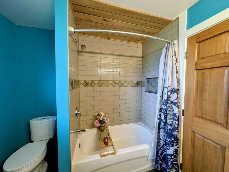 The main bathroom, with a tub and tiled surround