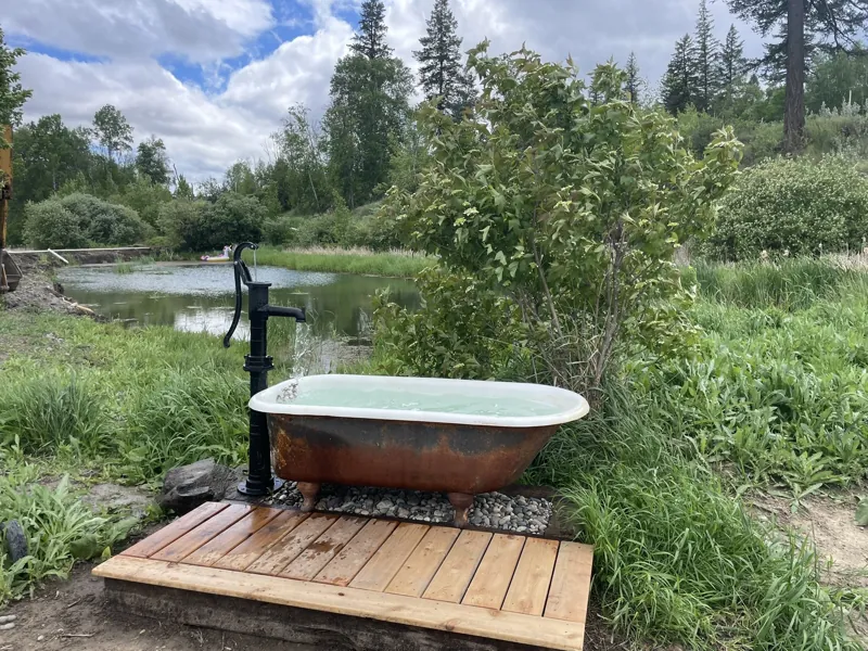 The outdoor tub water feature